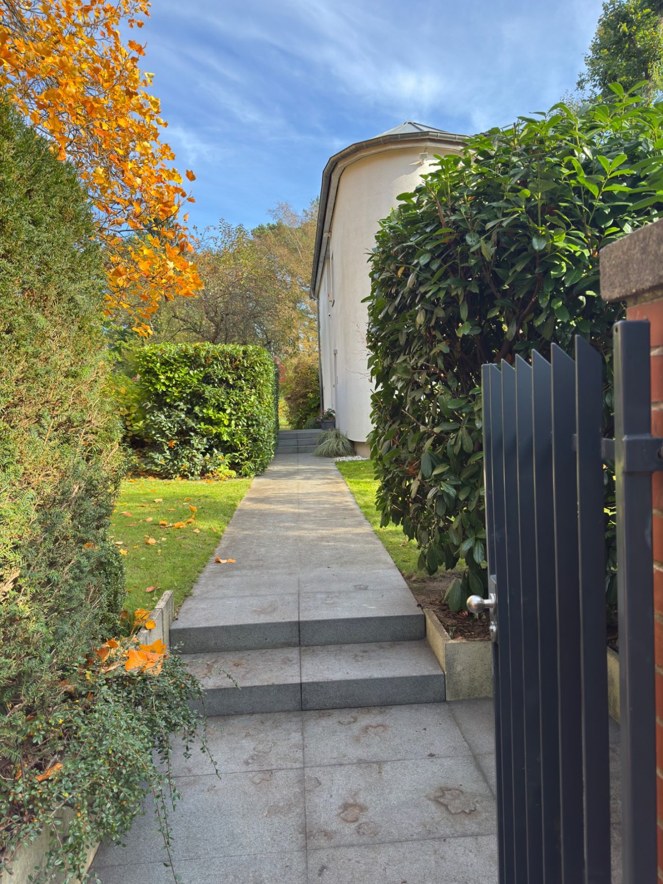 Nachher: Sauber geschnittene Hecke mit freiem Gehweg Nachher: Sauber geschnittene Hecke mit freiem Gehweg